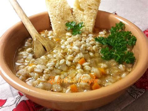 Scoprite quali sono le 15 ricette facili e veloci per organizzare un lunch box perfetto da portare in ufficio, all'università o per una gita fuori porta. Ricetta Zuppa di farro perlato con guanciale | Ricettario ...