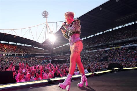 chart scene p nk debuts on artist power index with summer carnival tour pollstar news