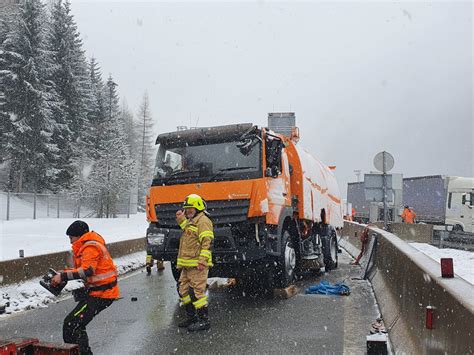 Ein nachfahrendes auto konnte dem nicht mehr. ++EINSATZ++ LKW Unfall A13 Bereich Brenner :: FF Gries am Brenner