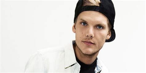 Avicii слушать и скачать бесплатно. A Friend Who Saw Avicii The Day Before He Went To Oman ...