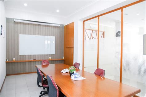Jika untuk mengganti background foto merah ke biru atau sebaliknya saja anda harus pergi ke studio foto, maka anda harus membaca sampai foto background merah dan biru dengan tampilan resmi memang paling banyak dibutuhkan untuk berbagai syarat pendaftaran atau melengkapi berkas file. Paling Keren Backdrop Ruang Rapat Kantor - Gambar Keren