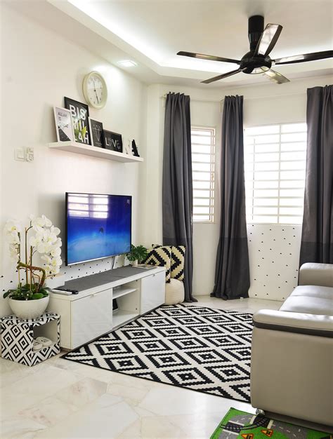 Warna putih dimiliki oleh keseluruhan dinding, jendela dan gorden ruang tamu, desain sofa yang nyaman serta tempat. Dekorasi Ruang Tamu Rumah Flat