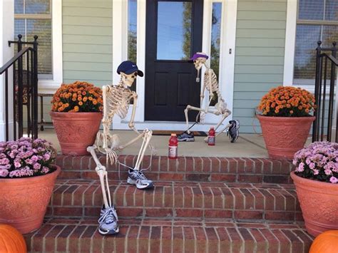 In this kids minecraft classic skeleton costume, they can dart from shadow to shadow, lurking in wait for unsuspecting players. Couple Decorates House With Skeleton Scenes | Halloween ...