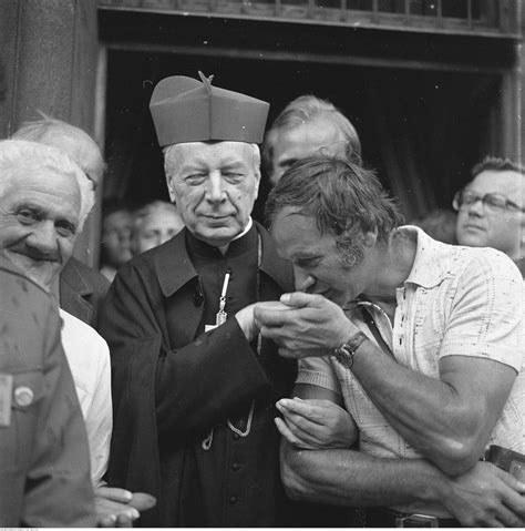Po wybuchu ii wojny światowej ukrywał się przed gestapo. Papież podpisał dekret potrzebny do beatyfikacji kardynała ...