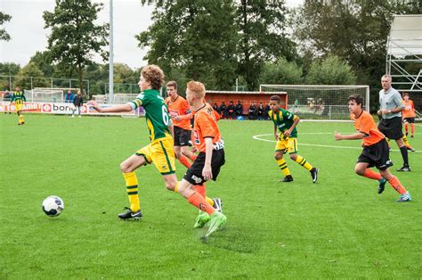 Daarom wordt de club ook wel 'het andere oranje' genoemd. Onder 15 laat zege glippen bij FC Volendam - ADO Den Haag ...