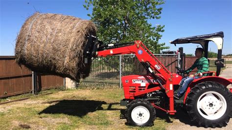 31hp Ynm Ym 2610 D Round Hay Bale Lifting Demo Youtube