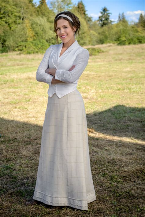 Erin Krakow As Elizabeth Thatcher On When Calls The Heart Hallmark