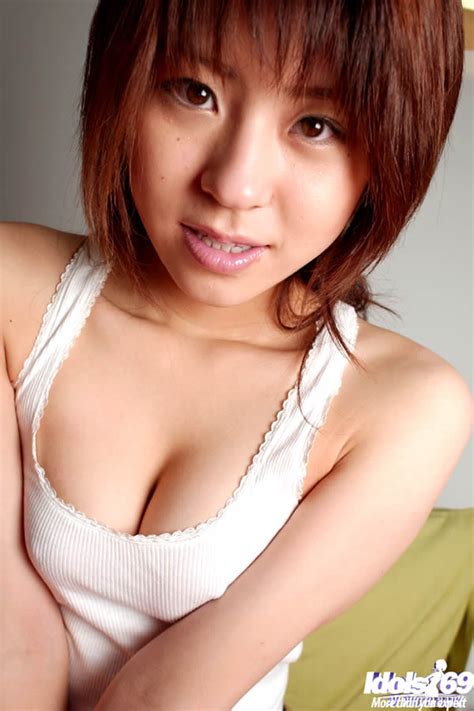 Jolie Fille Japonaise Posant Nue Sur Son Lit Photos Porno Photos Xxx