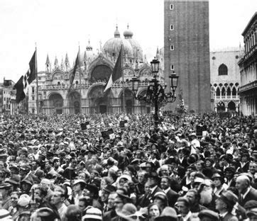 It comes from the italian fascismo, from fascio, meaning political group. mussolini formed these small political groups into a political party, partito nazionale fascista—the national fascist party. Fascismo e violenza, un binomio inscindibile? | Il Bo Live ...
