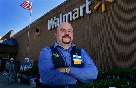 When customer stopped breathing, Norwalk Walmart manager’s focus was to