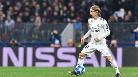 Real madrid สโมสรฟุตบอลอันดับต้นๆของโลก ทีมฟุตบอลแห่งนี้ประสบความสำเร็จอย่างมากมาย คว้าแชมป์ลีกไปครองถึง 33 สมัย. อายุ35ปีแล้ว!ย้อนชมลีลาโมดริชกับเรอัลมาดริด - ข่าวกีฬา ...