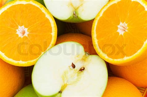 Nahaufnahme Von Einer Halben Cut Orangen Und Äpfel Stock Bild Colourbox
