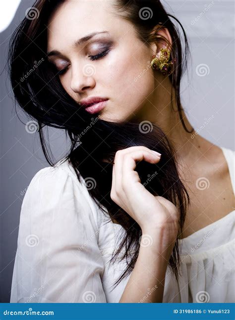 Portret Piękno Młoda Kobieta Z Włosy Na Twarzy Zdjęcie Stock Obraz