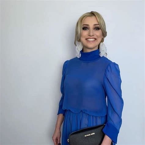 Justyna Żyła pozuje w mocnym makijażu i niebieskiej sukience