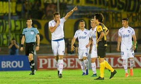 Both sides had chances, but it took until the 80th minute for the killer blow to be struck. Nacional campeón del Clausura: Peñarol fue derrotado por 2 ...