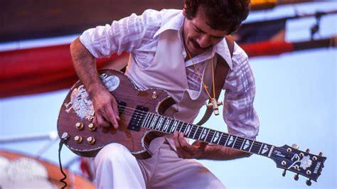 Watch Carlos Santana Bringing Mesaboogie Amps And Yamaha Guitars To