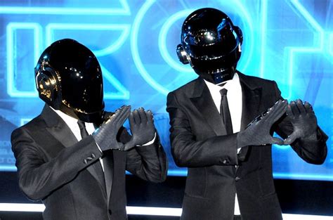 Daft punk , el dúo parisino responsable de algunas de las canciones dance y pop más populares de todos los tiempos, se ha separado. Daft Punk se lanza a experimentar con su nuevo disco