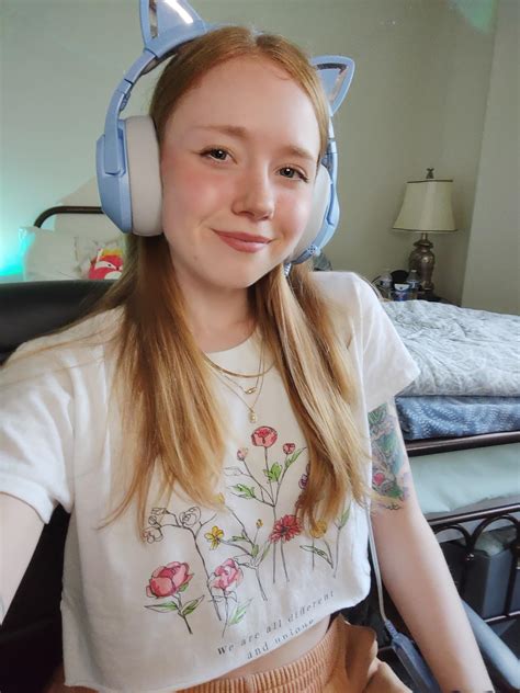 Do You Like Freckles Girls Who Game Sexy Sexy
