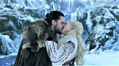 Game Of Thrones 8x01 Jon Snow Kiss Daenerys Before Her