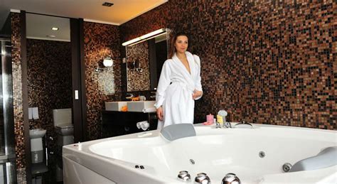 ¿sabías que la búsqueda de escapadas románticas con jacuzzi privado ha aumentado en el 2019 respecto al año anterior? Hoteles Con Jacuzzi en la habitación en Portugal
