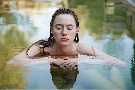 Woman Relaxing In Japanese Hot Springs Spa Del Colaborador De Stocksy