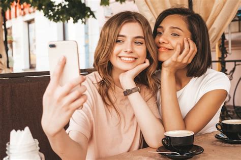 Deux Belles Jeunes Filles Souriantes Hipster Dans Des Vêtements D été à