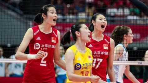Jun 21, 2021 · 在朱婷的两个扣球让中国队以24:19迎来局点之后，袁心玥发球失误送了1分。随后，颜妮再次建功，中国队25:20再下一城。 6月20日，中国队成员在赛前合影。当日，在意大利里米尼举行的2021年世界女排联赛预赛比赛中，中国队以3比0战胜美国队。新华社发 "中国女排维权"上热搜 中国排协严正声明_凤凰网