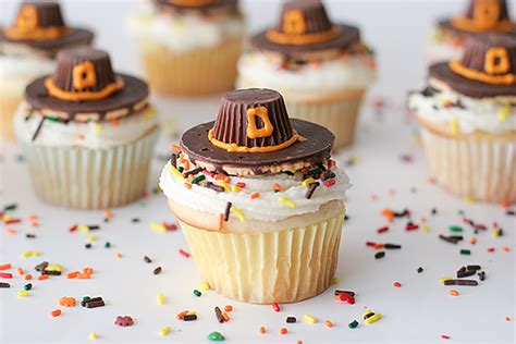 Dab some white frosting next to it for 'mashed potatoes' followed with a little dab of yellow gel food color as 'butter'. Pilgrim Hat Thanksgiving Cupcakes - Taste and Tell