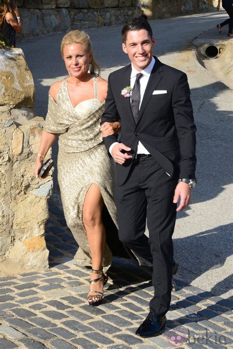 Hablamos de motogp y de aleix espargaró. Aleix Espargaró llega a su boda con Laura Montero del ...