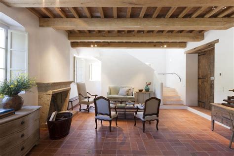 Nella campagna toscana è in vendita questa splendida villa di l. MERTENS TOSCANE 174 | Interni di casa di campagna, Piccole ...