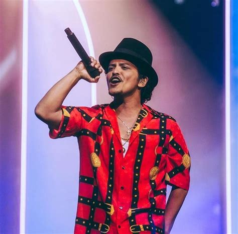 Bruno Mars Faz Aniversário Confira As Músicas Do Cantor Na Tela Da