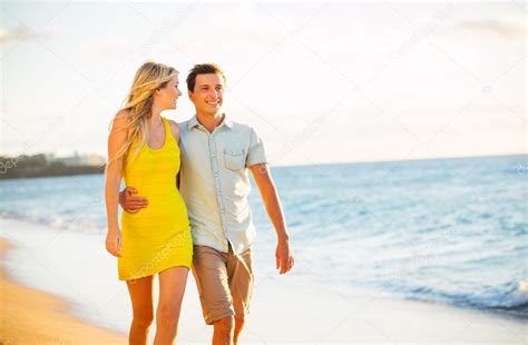 Couple Walking On The Beach At Sunset Romantic Vacation — Stock Photo