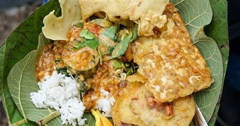 Penyuka sayuran bisa membuat sendiri resep pecel madiun khas jawa timur ini. Pecel Nusantara, Serupa Tapi Tak Sama