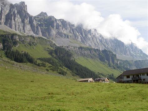 Der klausenpass ist ein passübergang im schweizer kanton uri, der eine verbindung vom kerngebiet des kantons über die im winter durchgehend bewohnte talschaft und deshalb funktionelle exklave. Bergkette am Klausenpass (05.09.2010) - Landschaftsfotos.eu
