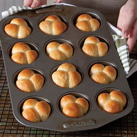 Prep time is approximately 15 minutes and cooking time takes 15 minutes at 350°f. Buttery Cloverleaf Rolls - Paula Deen Magazine | Recipe ...