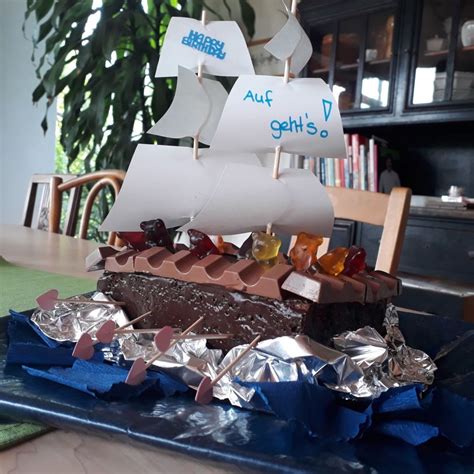 Die torte kann man nach belieben mit marzipanrohmasse, fondant oder einfach mit schokocreme überziehen. Piratenschiff Torte Rezept (mit Bild) | Rezept | Torten ...