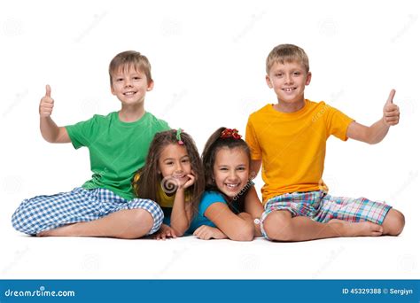 De Lachende Kinderen Houden Hun Duimen Tegen Stock Foto Image Of