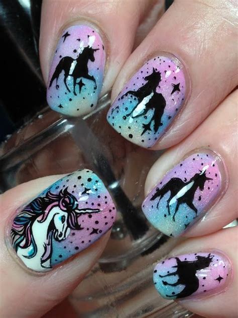 Los niños adoran los tatuajes pegatina de unicornios, sobre todo por los diferentes diseños divertidos, estos tatuajes temporales para niños vienen en packs de 300 stickers que pueden. 35 Diseños Mágicos de Uñas de Unicornio que te Encantarán