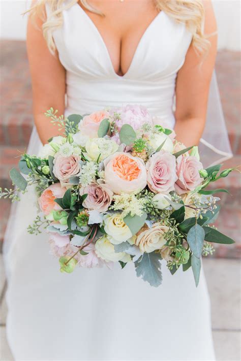 Spring Wedding Bouquets That Are Insanely Stunning Brides Peonies