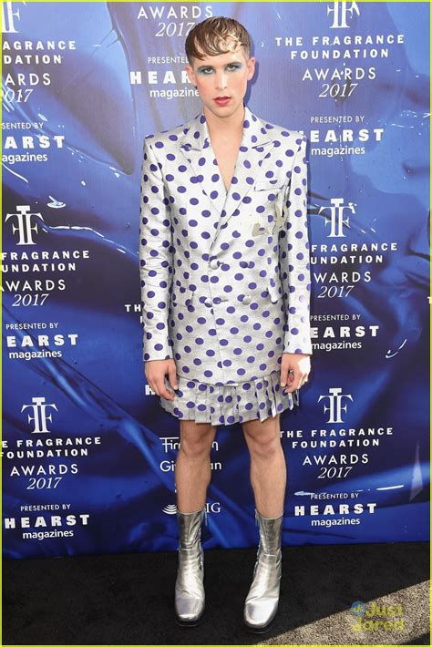 Tommy dorfman is an american actor, who is mostly known for playing the role of ryan shaver in the teen drama web series 13 reasons why. Tommy Dorfman's Makeup is On Point at the Fragrance ...