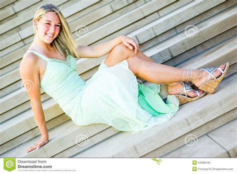 jolie fille de l adolescence avec les cheveux blonds image stock image du expression