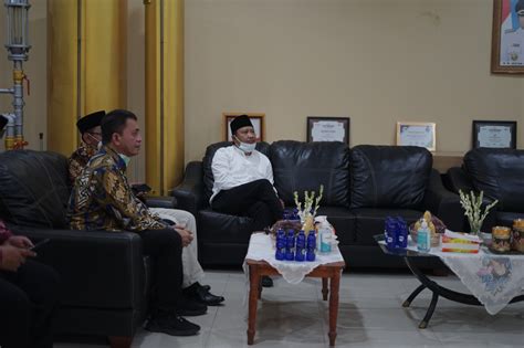 Suspek berusia 35 tahun itu terdahulu dipanggil untuk membantu siasatan sebelum ditahan di ipd klang selatan pada jam 9 pagi. Kumpulan Foto Pembinaan Pegawai oleh Bupati Pasuruan