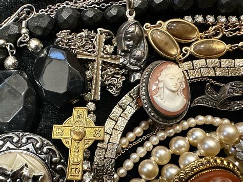 A Collection Of Vintage Costume Jewellery To Include Assorted Beads