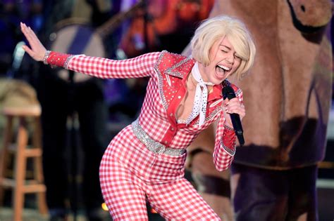 Review Miley Cyrus Reinvents Herself Again On Mtvs Unplugged Hoy