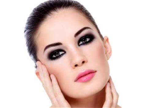 How to apply eyeliner to upper lid. Eye Makeup Kajal | Apply Kajal | Big Eyes Kajal - Boldsky.com