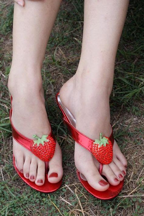 Pin By Fayek Ragheb On Flip Flops In 2020 Girls Flip Flops Beautiful Toes Heels