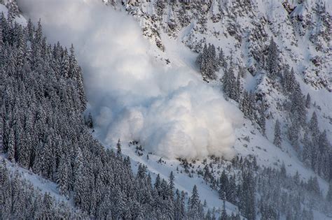 2 Skiers Trigger Utah Avalanche 1 Still Missing