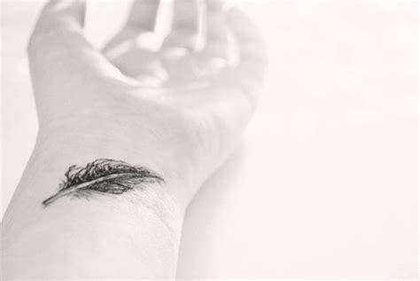 Indéniablement esthétique, la plume tatouage incarne beaucoup de symboles ce qui explique son même si le tatouage plume soit vraiment petit, les doigts, le poignet, la clavicule et le cou sont parmi. Tatouage Petite Plume Cote