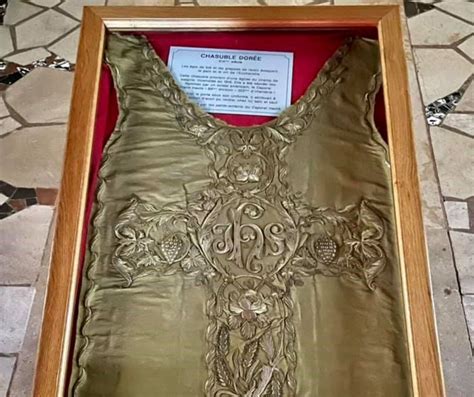 Meuse Qu Est Ce Que Cette Chasuble Dor E Visible L Ossouaire De