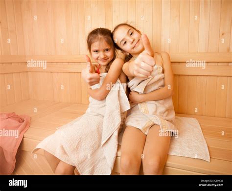 Zwei Glückliche Kleine Mädchen In Sauna Zeigen Daumen Nach Oben Stockfotografie Alamy